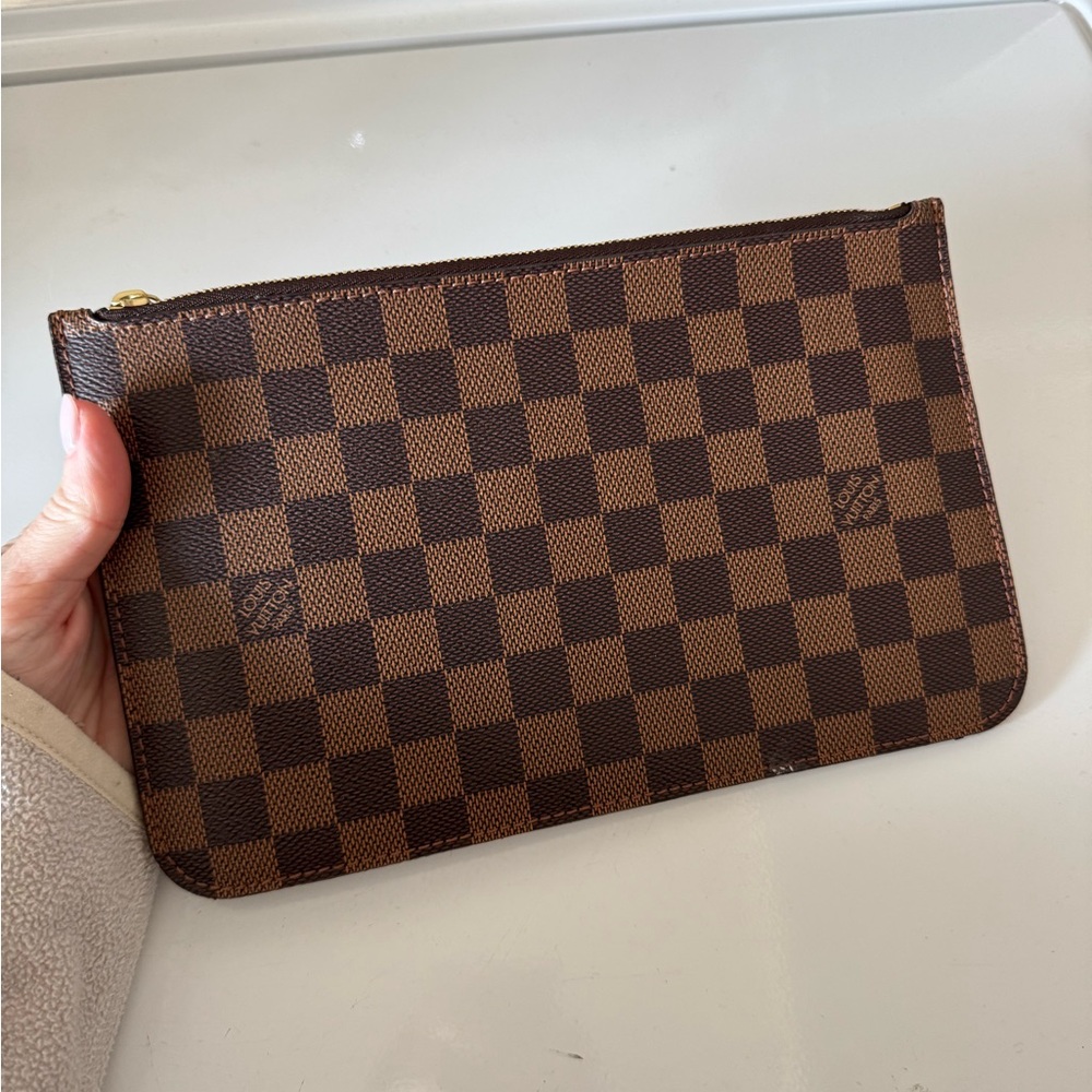 Louis Vuitton Damier Ebene neverfull pouch
Interior red